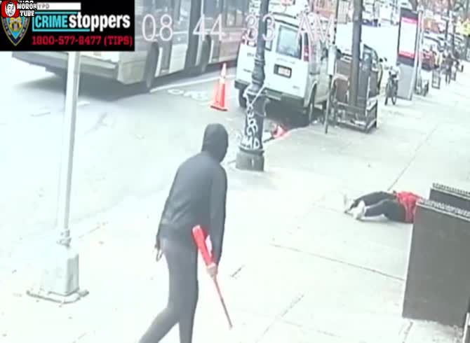 Video :A bat is randomly smashed into a bystander's skull by a subhuman (Warning - disturbing)